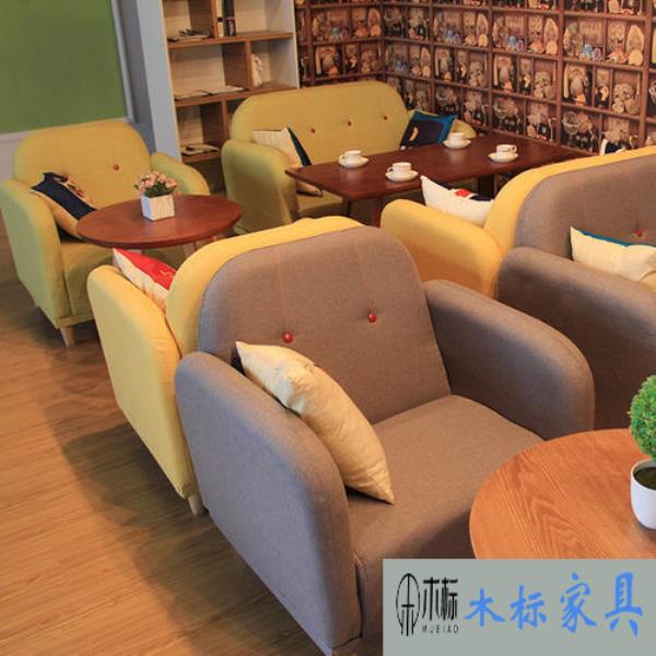 卡座沙發(fā)有哪些分類？布藝卡座沙發(fā)如何保養(yǎng)？ 